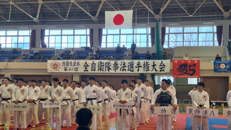 Image for the Tweet beginning: 【防衛大臣杯第41回全自衛隊拳法選手権大会】
全自衛隊拳法連盟顧問として、開会式にて挨拶をさせて頂きました。
全国より自衛隊日本一を目指し、日々鍛錬を積んできた猛者たちが、朝霞駐屯地に集結。
防具を着けているものの、突き・投げ・蹴り・関節技フルコンタクトでの戦い。 