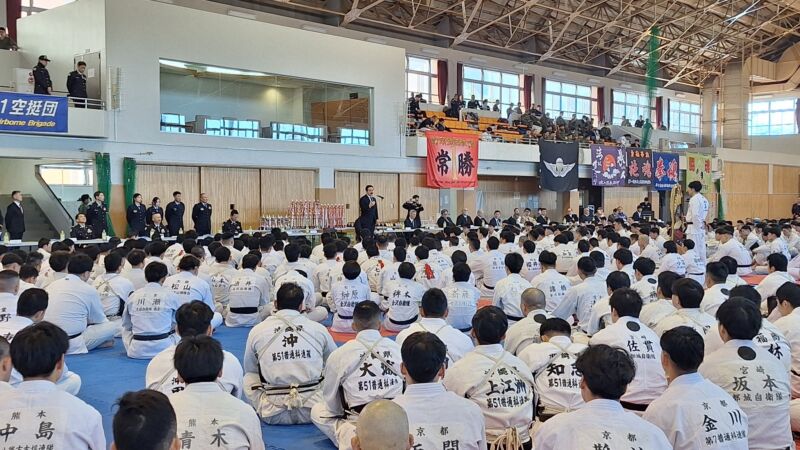 Image for the Tweet beginning: 【防衛大臣杯第41回全自衛隊拳法選手権大会】
全自衛隊拳法連盟顧問として、開会式にて挨拶をさせて頂きました。
全国より自衛隊日本一を目指し、日々鍛錬を積んできた猛者たちが、朝霞駐屯地に集結。
防具を着けているものの、突き・投げ・蹴り・関節技フルコンタクトでの戦い。 