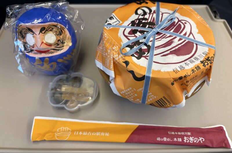Image for the Tweet beginning: 本日は東和銀行さんのお仕事で、群馬県安中市へ！💼✨
碓氷峠に安中宿の杉並木、磯部温泉♨️など歴史情緒あふれる街の安中市、岩井市長ともお会いできました。更に、少林山達磨寺の「可愛い達磨」もゲットしました！😆

今日の締めくくりは、ド定番にして至高の『峠の釜めし』🤤🏺 