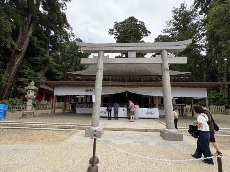 Image for the Tweet beginning: 【生死を懸けたイラクの地で、私たちを守り抜いてくれたお札】
本日は鹿島神宮と神栖市の港公園へ。その後、額賀前衆議院議長のセミナーにて講師を務めさせていただきました。

額賀先生と佐藤には、忘れられない絆があります。 